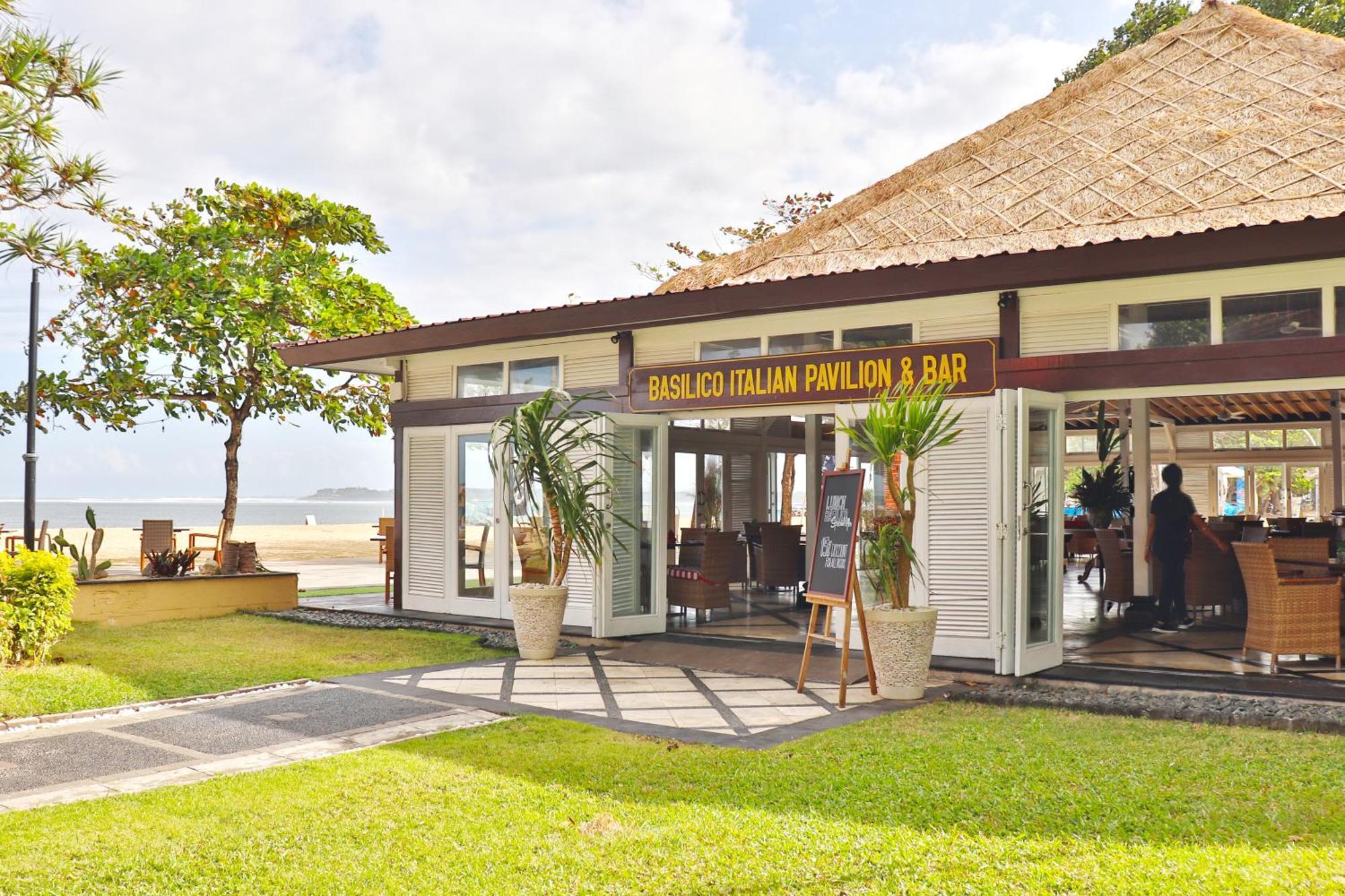 Prama Sanur Beach Bali Exterior foto The beach bar at the resort