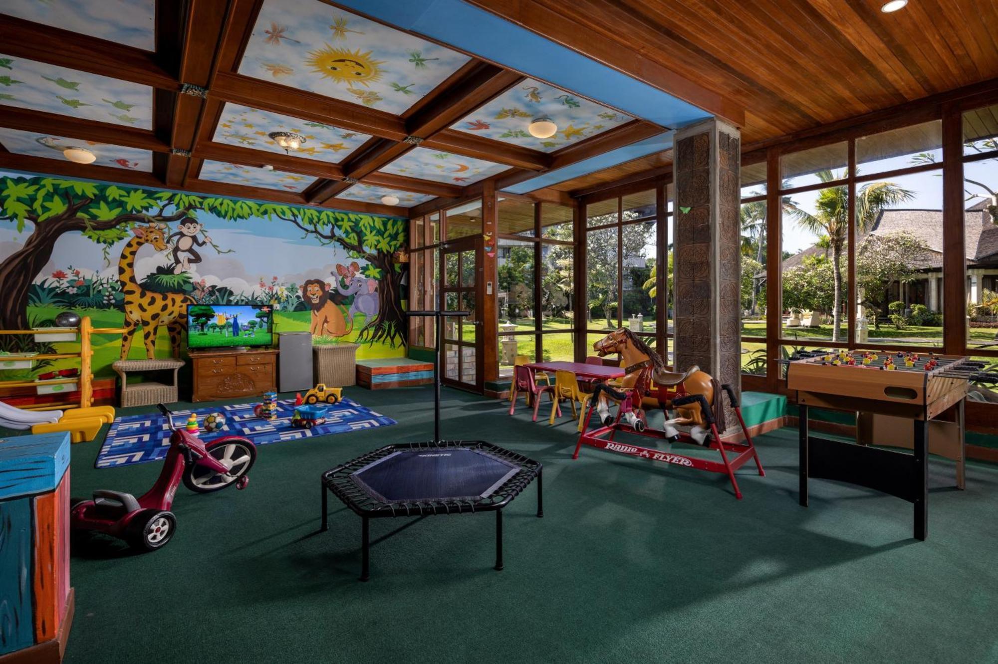 Prama Sanur Beach Bali Exterior foto The interior of a McDonald's PlayPlace